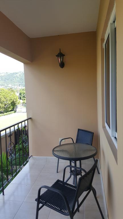 Apt 12, Executive Suites Ja - Palms Enfield Esterno foto